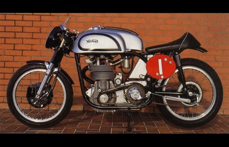 Norton 30m 1962. Кафе рейсер как он есть: спортивная посадка, длинный бак, форсированный мотор, небольшой обтекатель над фарой, одноместное сиденье. Все по канонам стиля.